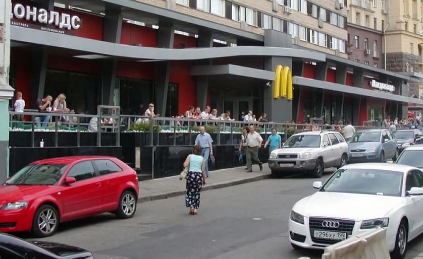 McDonald's on defensive in Russian fastfood fight