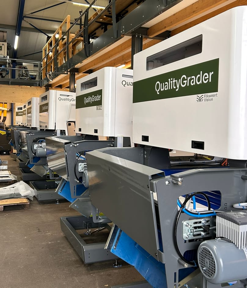 The first series of upgraded Flikweert Vision QualityGraders leaves the production facility, with six advanced optical sorting machines destined for installation in a modern onion sorting line, delivering greater performance, reliability and consistent quality assessment.