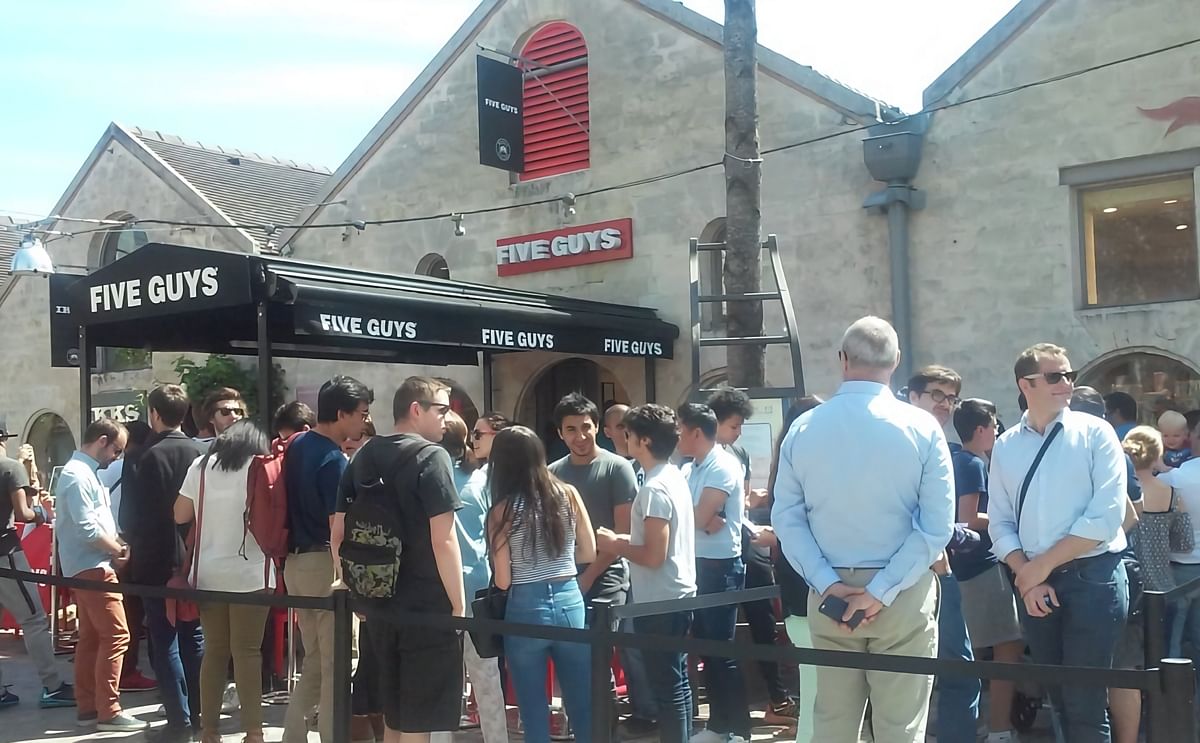 The opening of the first 'Five Guys' restaurant in France on August 1 of this year attracted a large crowd.