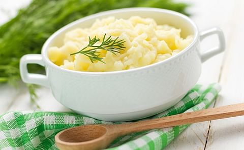 Potato Flakes are commonly used in households worldwide for convenient preparation of Instant Mash Potato. Industrial
food processors also use potato flakes as an ingredient in the production of potato snack foods. Potato Flakes are commonly used in households worldwide for convenient preparation of Instant Mash Potato. Industrial
food processors also use potato flakes as an ingredient in the production of potato snack foods.