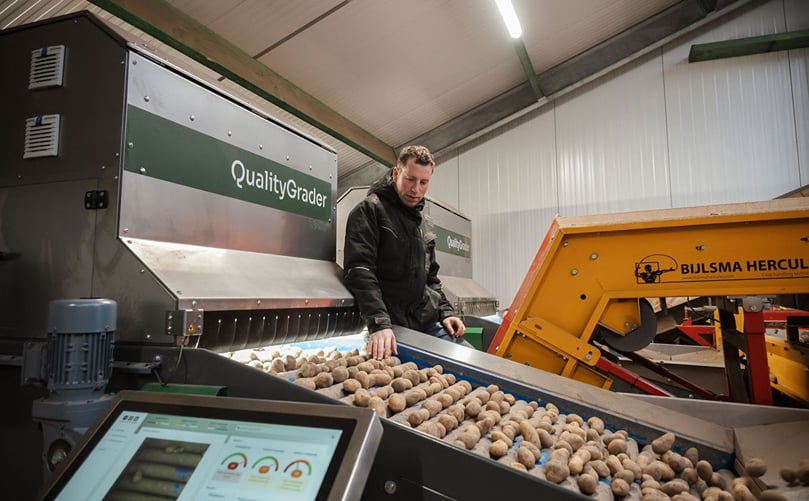 High-Tech Potato Sorting with the QualityGrader by Flikweert Vision: The QualityGrader by Flikweert Vision offers advanced, automated potato sorting using high-resolution cameras to detect defects, size, and shape variations. An operator monitors the system, which features real-time control panels for precision and customizable sorting. Integrated with crop handling systems, it enhances efficiency, reduces labor costs, and ensures top-quality control in large-scale potato production. High-Tech Potato Sorting with the QualityGrader by Flikweert Vision: The QualityGrader by Flikweert Vision offers advanced, automated potato sorting using high-resolution cameras to detect defects, size, and shape variations. An operator monitors the system, which features real-time control panels for precision and customizable sorting. Integrated with crop handling systems, it enhances efficiency, reduces labor costs, and ensures top-quality control in large-scale potato production.