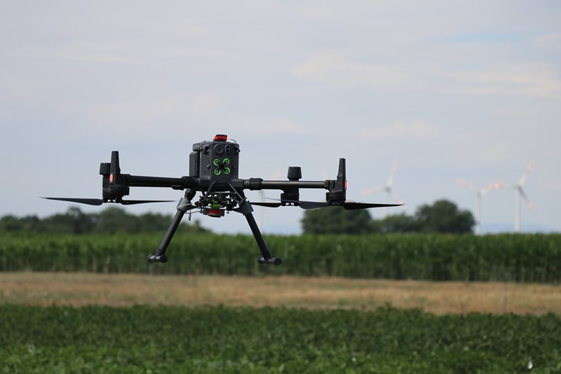 Flying drone. Service provider: Blickwinkel Agrarconsulting, Kirchdorf am Inn, Michael Treiblmeier. Flying drone. Service provider: Blickwinkel Agrarconsulting, Kirchdorf am Inn, Michael Treiblmeier.
