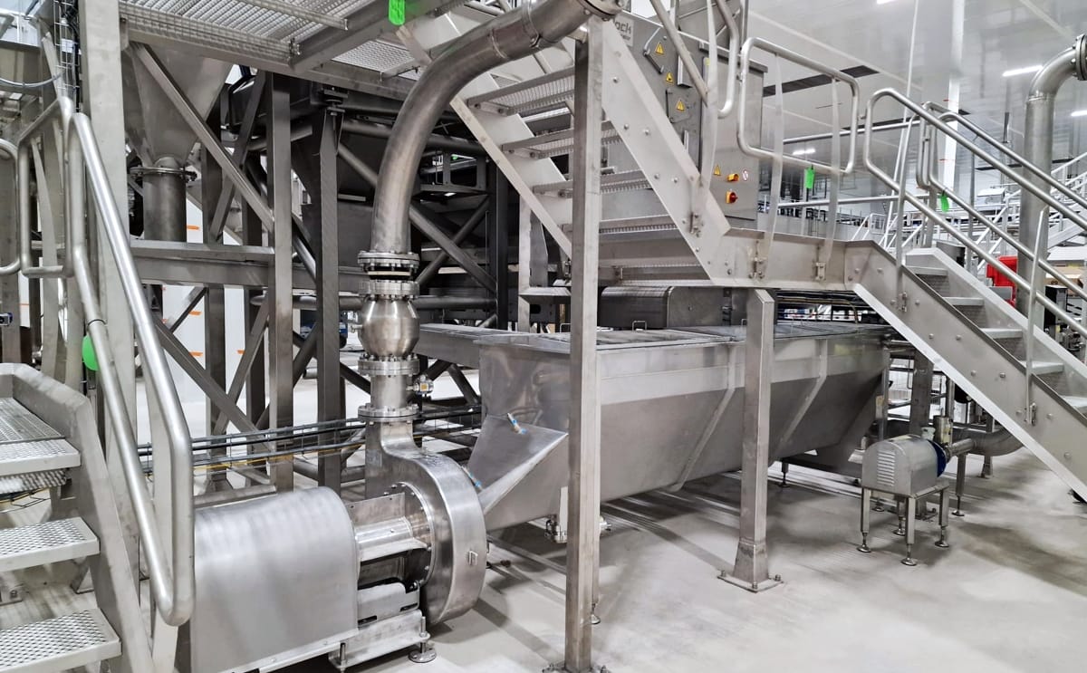 FME Nautilus hydraulic food pump integrated into a modern processing line, enabling hygienic and gentle conveyance of potatoes, fruits, and vegetables. FME Nautilus hydraulic food pump integrated into a modern processing line, enabling hygienic and gentle conveyance of potatoes, fruits, and vegetables.