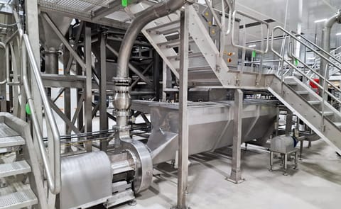 FME Nautilus hydraulic food pump integrated into a modern processing line, enabling hygienic and gentle conveyance of potatoes, fruits, and vegetables. FME Nautilus hydraulic food pump integrated into a modern processing line, enabling hygienic and gentle conveyance of potatoes, fruits, and vegetables.