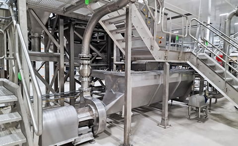 FME Nautilus hydraulic food pump integrated into a modern processing line, enabling hygienic and gentle conveyance of potatoes, fruits, and vegetables. FME Nautilus hydraulic food pump integrated into a modern processing line, enabling hygienic and gentle conveyance of potatoes, fruits, and vegetables.