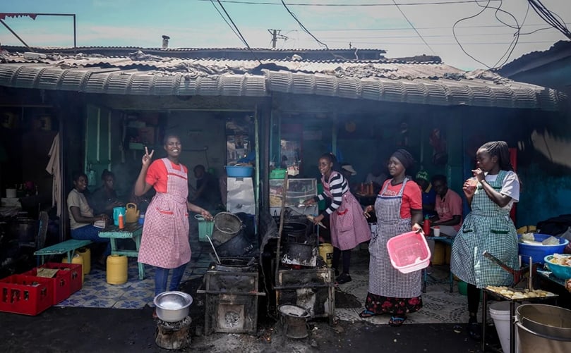 Food vendors prepare fried potatoes at a food stall in Nakuru market in Nakuru, Kenya. (Courtesy: Kreis Visual Storytelling)