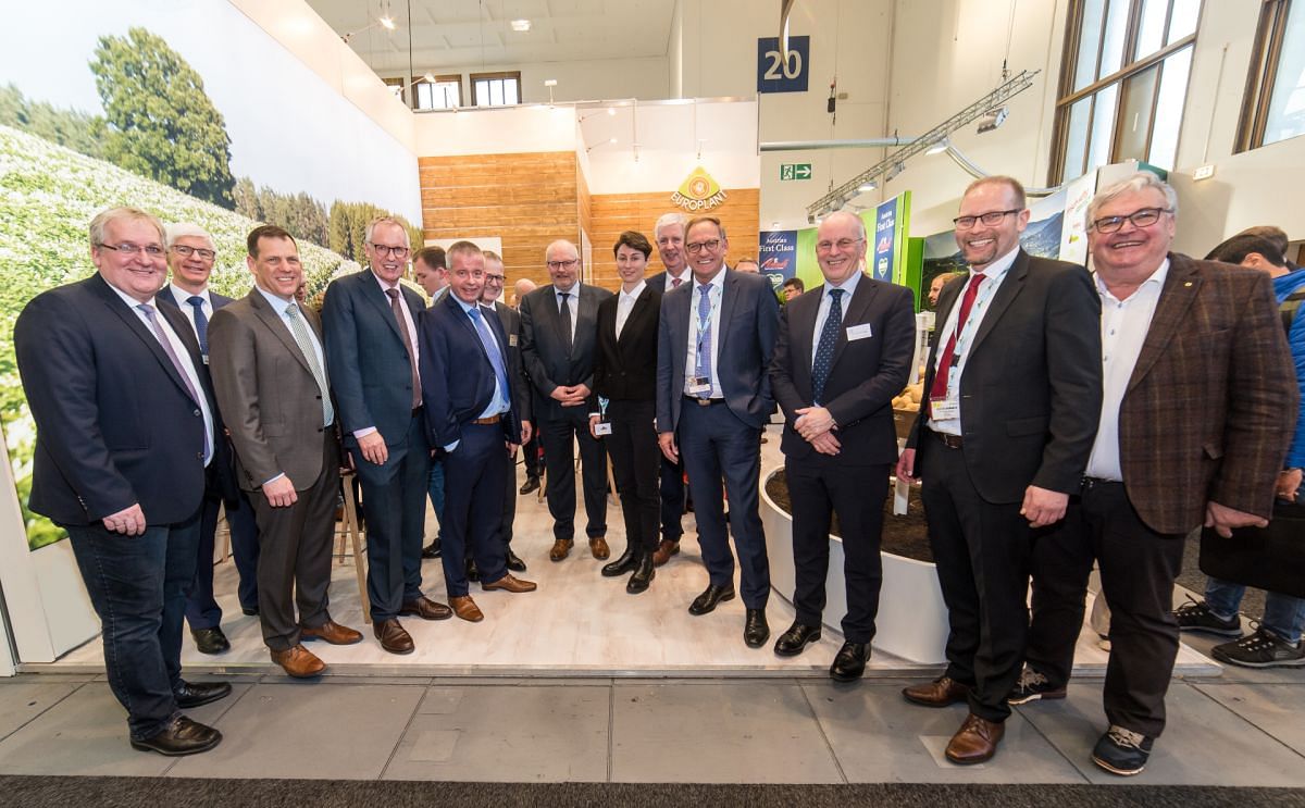 Managing Director Jörg Eggers with the presidents of the associations at the EUROPLANT stand.