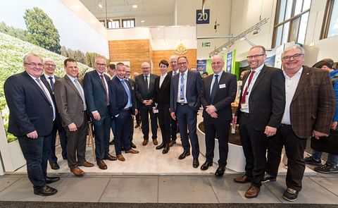 Managing Director Jörg Eggers with the presidents of the associations at the EUROPLANT stand. Managing Director Jörg Eggers with the presidents of the associations at the EUROPLANT stand.