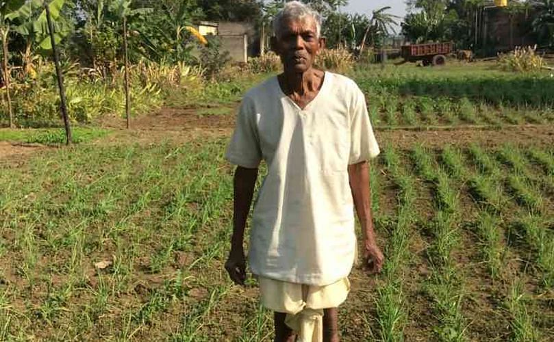 Gandori Mahato of Kaladwar village in Ichak block in his farm. (Courtesy: Deepanwita Gita Niyogi/Mongabay) Gandori Mahato of Kaladwar village in Ichak block in his farm. (Courtesy: Deepanwita Gita Niyogi/Mongabay)