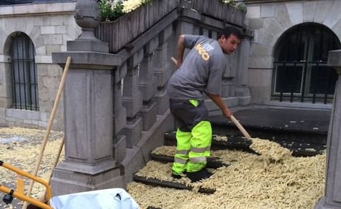 French Fry vendors in afraid to lose their stand as a result of new rules introduced by the city of Ghent unloaded two tons of frozen french fries onto the steps, windowsills, and pretty much every nook and cranny of city hall.(Courtesy: Het Laatste Nie French Fry vendors in afraid to lose their stand as a result of new rules introduced by the city of Ghent unloaded two tons of frozen french fries onto the steps, windowsills, and pretty much every nook and cranny of city hall.(Courtesy: Het Laatste Nie