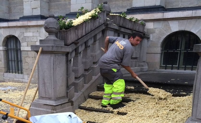 French Fry vendors in afraid to lose their stand as a result of new rules introduced by the city of Ghent unloaded two tons of frozen french fries onto the steps, windowsills, and pretty much every nook and cranny of city hall.
(Courtesy: Het Laatste Nie