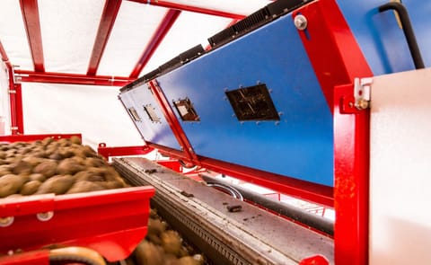 The GRIMME PowerCombi Solution: the GRIMME RH Combi with integrated TOMRA FPS (Field Potato Sorter, here in blue) The GRIMME PowerCombi Solution: the GRIMME RH Combi with integrated TOMRA FPS (Field Potato Sorter, here in blue)