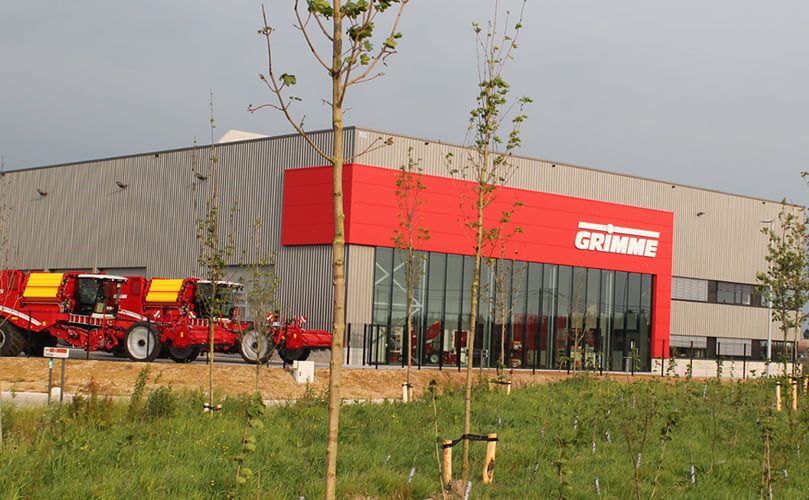 In the new 2.900 m² building of Grimme Belgium is a 300 m² showroom integrated.