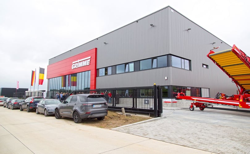 In the new 2.900 m² building of Grimme Belgium is a 300 m² showroom integrated.