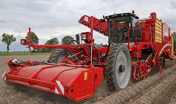 Varitron 470 Platinum Terra Trac, 435 hp, 7-ton NonstopBunker and rubber tracks to ensure good protection against ground compaction.