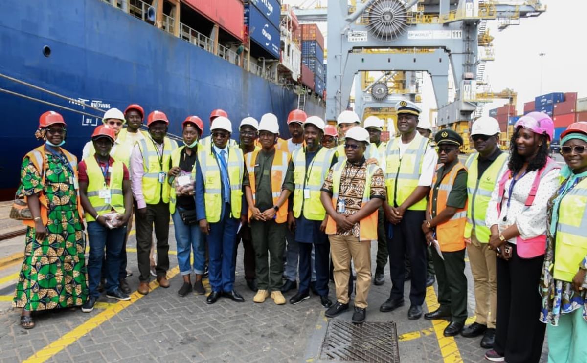 Officials from the Ministry of Agriculture and the Dakar Autonomous Port during the official reception of potato seed containers for the 2025–2026 horticultural campaign.