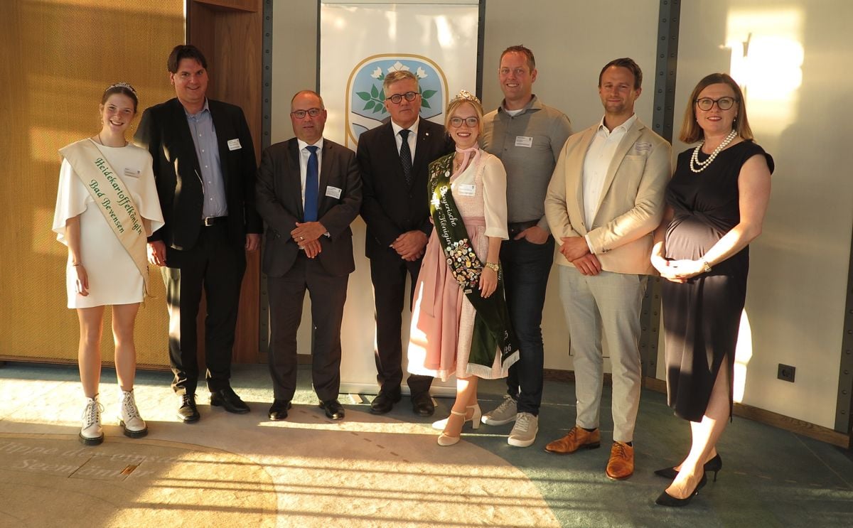 Left to right: Potato Queen of the Lüneburg Heath Paula I, Prof. Dr. Hanno Friedrich, Dr. Christopher Schwieger, DKHV President Thomas Herkenrath, Bavarian Potato Queen Elena I, Wiechert Steert, Sascha Rosenblatt, and Jutta Becker-Ritterspach at the 72nd Left to right: Potato Queen of the Lüneburg Heath Paula I, Prof. Dr. Hanno Friedrich, Dr. Christopher Schwieger, DKHV President Thomas Herkenrath, Bavarian Potato Queen Elena I, Wiechert Steert, Sascha Rosenblatt, and Jutta Becker-Ritterspach at the 72nd
