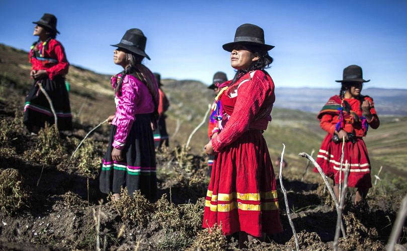 Un grupo de campesinas en las alturas andinas en las que cultivan patatas. (Courtesy: Ernesto Benavides)
