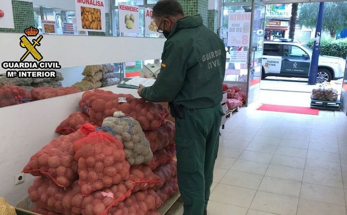 Un agente de la Guardia Civil con las patatas inmovilizadas en Vigo