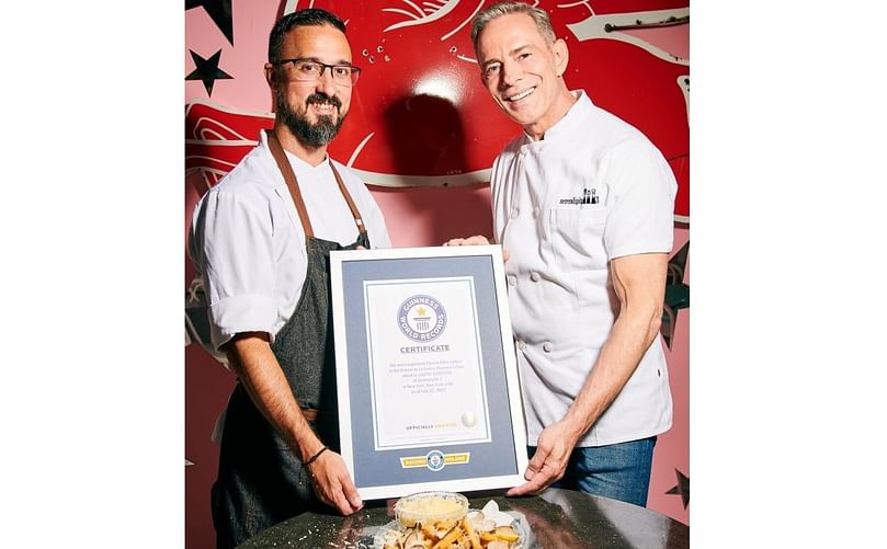 El chef Frederick Schoen-Kiewert, chef ejecutivo corporativo de Serendipity3, y el chef Joe Calderone, director creativo de Serendipity3, con el récord mundial Guinness 'Creme de la Creme Pommes Frites'
