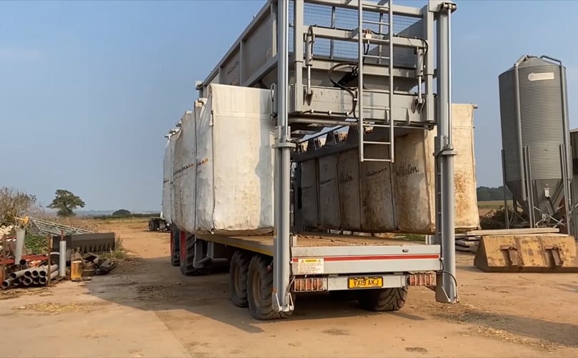 The machine that appears in the video fills ten bags at a time The machine that appears in the video fills ten bags at a time
