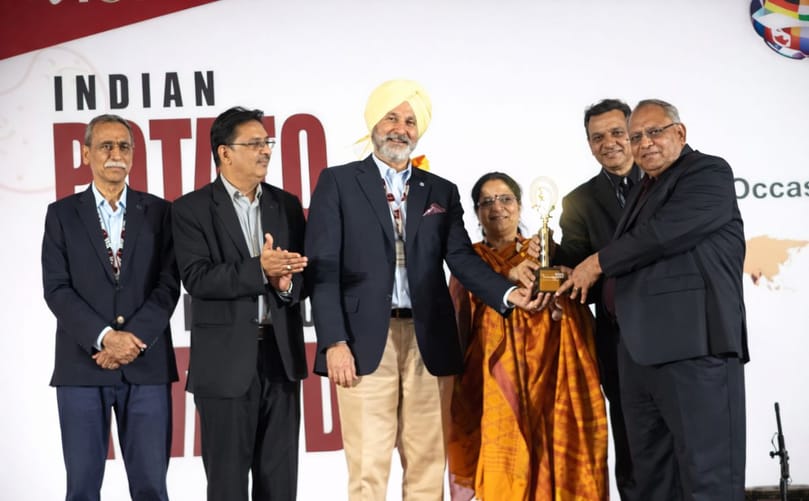 S K Thakkar, Founder & Director, S K Group receiving Fresh Potato Export Pioneer Award