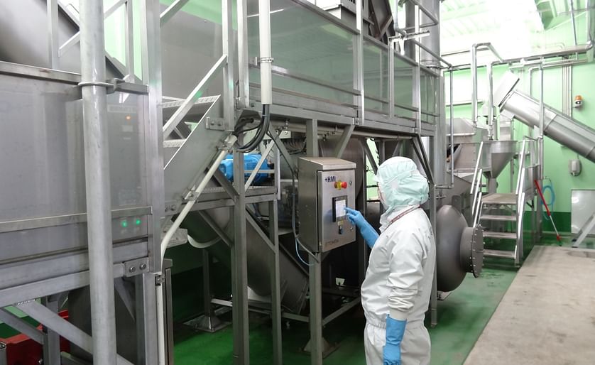 Hata Foods, Japan, bought a TOMRA Orbit 150 Steam Peeler. Here you see how the unit can be controlled from a touch screen interface on the machine.