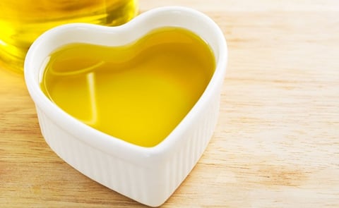 Replacing saturated fats with vegetable oils rich in linoleic acid lowers blood cholesterol, but may not curb heart disease risk or help you live longer. Replacing saturated fats with vegetable oils rich in linoleic acid lowers blood cholesterol, but may not curb heart disease risk or help you live longer.