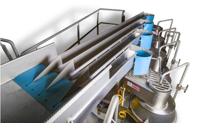 Heat and Control created the space-saving FastLane slicer infeed conveyor which combines the gentle horizontal motion of the FastBack Model 260E-G3 with a multi-lane pan that singulates product for delivery into multiple rotary slicers.