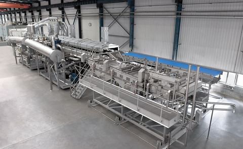 This integrated system built by Heat and Control has a capacity of 17,000 kg/hr (37,400 lbs/hr) and includes a batter applicator design that allows for frying of coated and uncoated fries by simply moving the coating equipment into and out of position. This integrated system built by Heat and Control has a capacity of 17,000 kg/hr (37,400 lbs/hr) and includes a batter applicator design that allows for frying of coated and uncoated fries by simply moving the coating equipment into and out of position.
