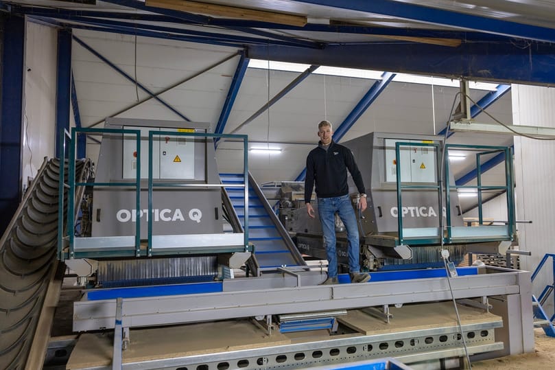 Hessel Jensma stands beside the two Tolsma-Grisnich Optica Q optical quality sorters used to increase grading capacity and reduce labour requirements. Hessel Jensma stands beside the two Tolsma-Grisnich Optica Q optical quality sorters used to increase grading capacity and reduce labour requirements.