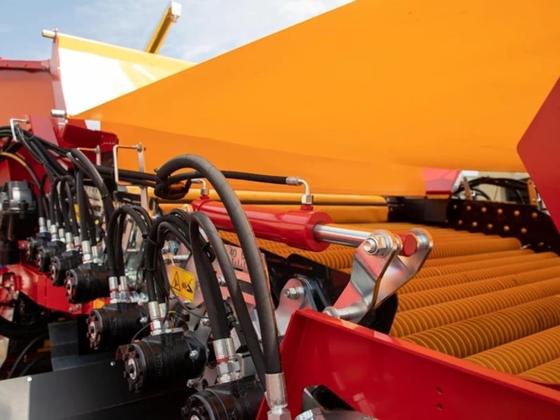 Hydraulic distance- and levelling adjustment of the PU spiral coils.