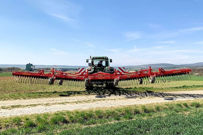 Hydraulic headland setting