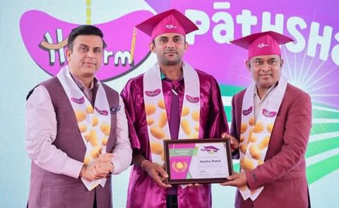 Haresh Karamchandani, Managing Director & Group CEO, HyFun Foods (left) and S. Soundararadjane, CEO, HyFarm, honour a potato farmer for achieving success in the company’s Paathshala initiative Haresh Karamchandani, Managing Director & Group CEO, HyFun Foods (left) and S. Soundararadjane, CEO, HyFarm, honour a potato farmer for achieving success in the company’s Paathshala initiative