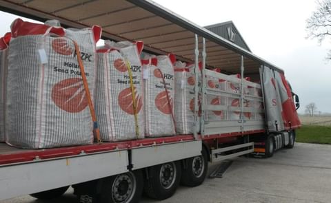 HZPC pootaardappelen staan klaar voor transport naar Engeland (Courtesy: Pieter Huizinga) HZPC pootaardappelen staan klaar voor transport naar Engeland (Courtesy: Pieter Huizinga)