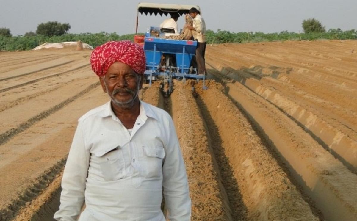 A farmer stands at the site of his first potato fields in Dido village in Jaisalmer district (Courtesy: CIP)