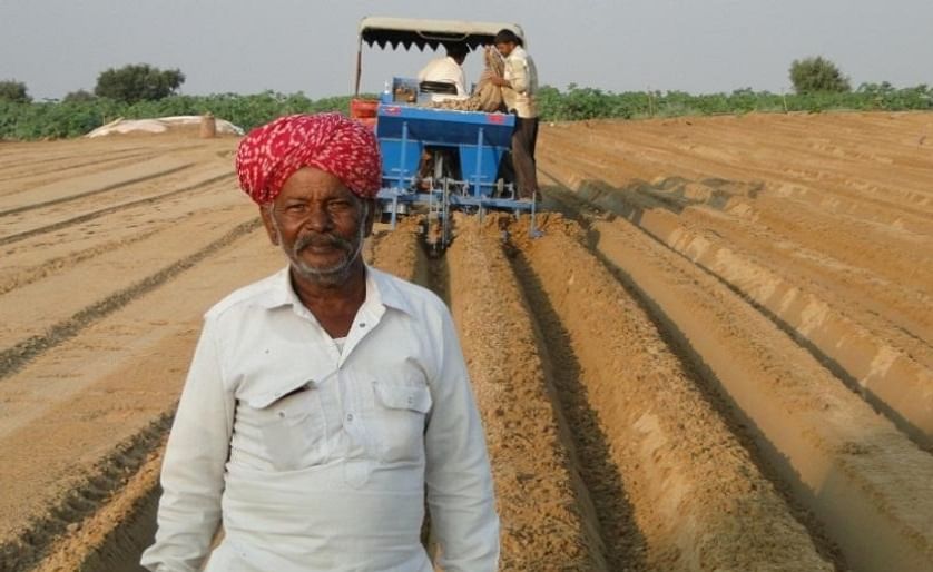 A farmer stands at the site of his first potato fields in Dido village in Jaisalmer district (Courtesy: CIP)