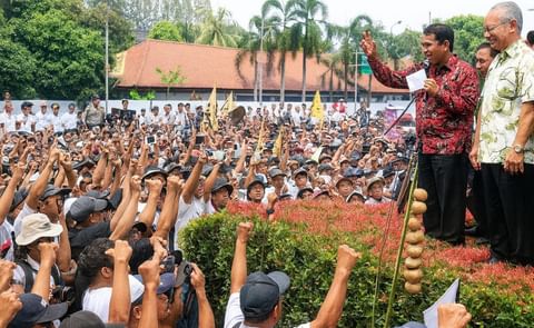 Potato problems: Trade Minister Enggartiasto Lukita (right) and Agriculture Minister Andi Amran Sulaiman (left) address protesters on Thursday. The potato farmers from Dieng plateu, Central Java, took part in a rally with other farmers from West Java unde Potato problems: Trade Minister Enggartiasto Lukita (right) and Agriculture Minister Andi Amran Sulaiman (left) address protesters on Thursday. The potato farmers from Dieng plateu, Central Java, took part in a rally with other farmers from West Java unde