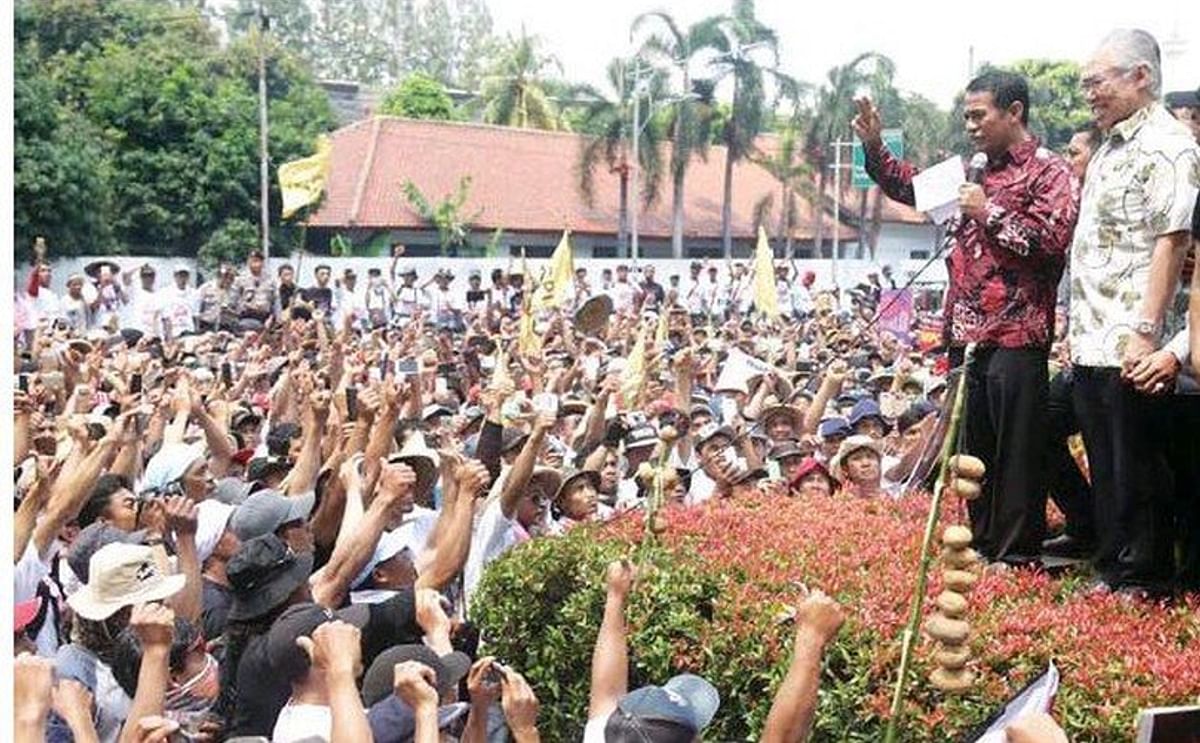 Potato problems: Trade Minister Enggartiasto Lukita (right) and Agriculture Minister Andi Amran Sulaiman (left) address protesters on Thursday. The potato farmers from Dieng plateu, Central Java, took part in a rally with other farmers from West Java unde
