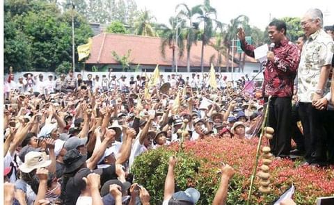 Potato problems: Trade Minister Enggartiasto Lukita (right) and Agriculture Minister Andi Amran Sulaiman (left) address protesters on Thursday. The potato farmers from Dieng plateu, Central Java, took part in a rally with other farmers from West Java unde Potato problems: Trade Minister Enggartiasto Lukita (right) and Agriculture Minister Andi Amran Sulaiman (left) address protesters on Thursday. The potato farmers from Dieng plateu, Central Java, took part in a rally with other farmers from West Java unde