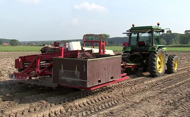 Stefaan en Els Cocquyt-Vanneste - Moerkerke-Damme:Specially adapted potato lifter for harvesting early potatoes (in Dutch)
