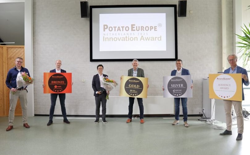 Satisfied faces during the presentation of the PotatoEurope Innovation Award, with from left to right Remko Bos (HZPC), Hans Langedijk (HZPC), Matt Yun (E Green Global), Epi Postma (E Green Global), Dirk Vandenhirtz (Crop.zone) and Hildo Brilleman (Nufarm). Satisfied faces during the presentation of the PotatoEurope Innovation Award, with from left to right Remko Bos (HZPC), Hans Langedijk (HZPC), Matt Yun (E Green Global), Epi Postma (E Green Global), Dirk Vandenhirtz (Crop.zone) and Hildo Brilleman (Nufarm).