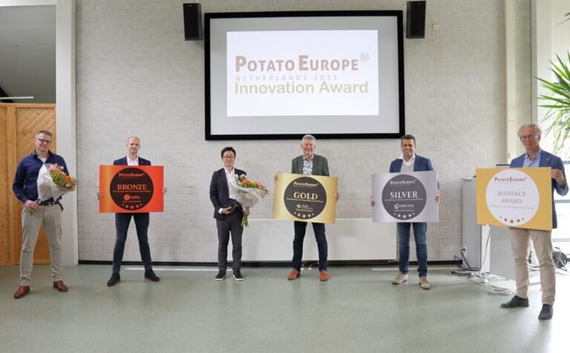 Satisfied faces during the presentation of the PotatoEurope Innovation Award, with from left to right Remko Bos (HZPC), Hans Langedijk (HZPC), Matt Yun (E Green Global), Epi Postma (E Green Global), Dirk Vandenhirtz (Crop.zone) and Hildo Brilleman (Nufarm).