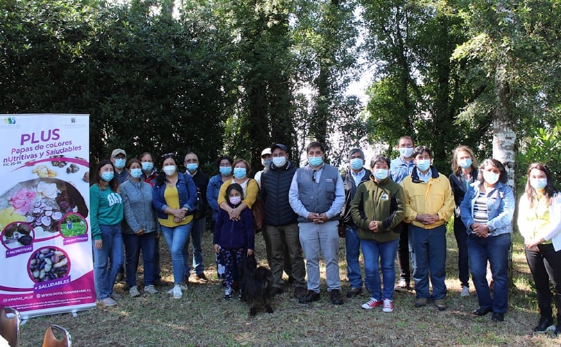 Los y las asistentes visitaron los ensayos del proyecto ubicados en la Estación Experimental Agropecuaria Austral (EEAA), lugar en donde se efectuó este evento. Los y las asistentes visitaron los ensayos del proyecto ubicados en la Estación Experimental Agropecuaria Austral (EEAA), lugar en donde se efectuó este evento.