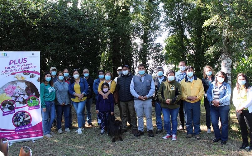 Los y las asistentes visitaron los ensayos del proyecto ubicados en la Estación Experimental Agropecuaria Austral (EEAA), lugar en donde se efectuó este evento.