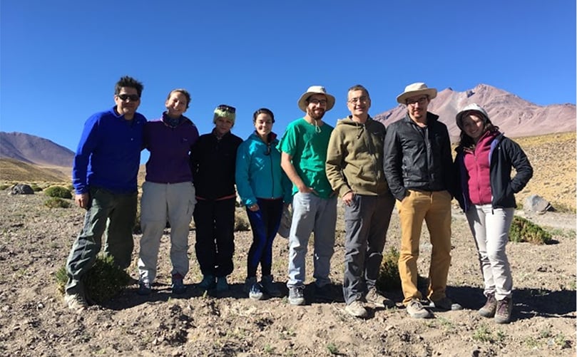 Investigadores del Instituto Milenio de Biología Integrativa (iBio) en un estudio de campo en el Desierto de Atacama. Trabajan en métodos de cultivo para la papa del desierto. Investigadores del Instituto Milenio de Biología Integrativa (iBio) en un estudio de campo en el Desierto de Atacama. Trabajan en métodos de cultivo para la papa del desierto.