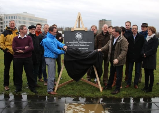 Professors and team leaders from Wageningen organisations and institutions unveil the stone in commemoration of the International Year of Soils 2015 together with Gerben Mol, Chairman of the Wageningen Soil Network, and Gerard Korthals, Secretary of the Wageningen Soil Network. Professors and team leaders from Wageningen organisations and institutions unveil the stone in commemoration of the International Year of Soils 2015 together with Gerben Mol, Chairman of the Wageningen Soil Network, and Gerard Korthals, Secretary of the Wageningen Soil Network.