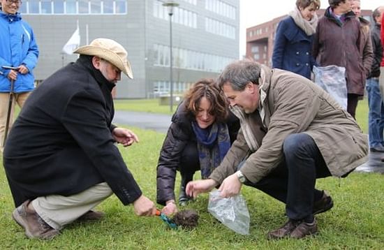 John D. Liu, filmmaker and ecologist, taking a soil sample together with Dr Louise Vet, professor and Director of NIOO-KNAW, at the location where the Wageningen Soil Network stone is laid. 