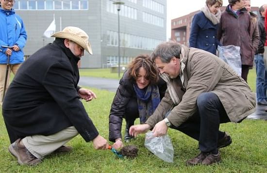 John D. Liu, filmmaker and ecologist, taking a soil sample together with Dr Louise Vet, professor and Director of NIOO-KNAW, at the location where the Wageningen Soil Network stone is laid. John D. Liu, filmmaker and ecologist, taking a soil sample together with Dr Louise Vet, professor and Director of NIOO-KNAW, at the location where the Wageningen Soil Network stone is laid.