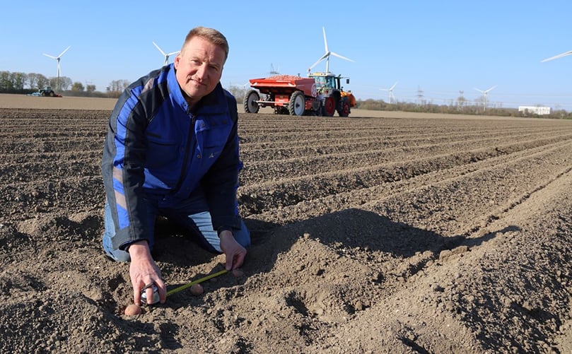 Jacob de Jong, Farm Manager at WUR, checks the planting distance to ensure optimal potato growth for the upcoming PotatoEurope 2025 demonstrations. Jacob de Jong, Farm Manager at WUR, checks the planting distance to ensure optimal potato growth for the upcoming PotatoEurope 2025 demonstrations.